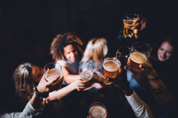 酒吧里的多民族朋友。图片下载