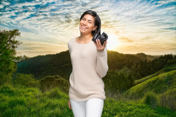 一个人/腰部以上/美丽的黑发拉丁美洲和西班牙裔女性/年轻女性摄影师/摄影/游客在山脉前/自然/非城市景色/风景-自然谁是户外图片下载