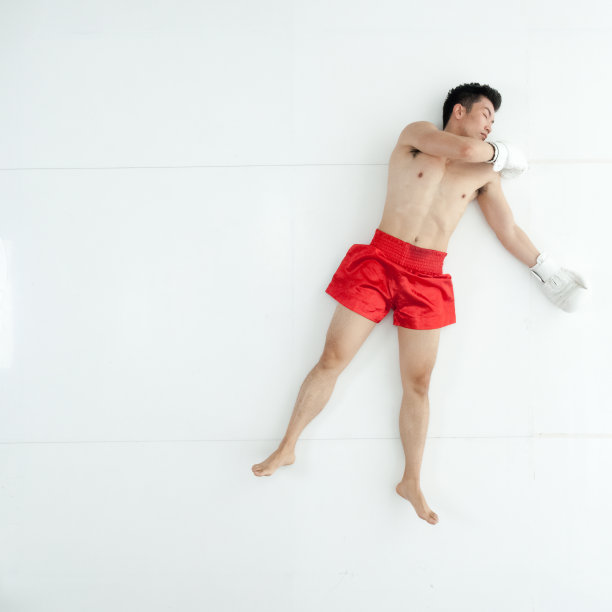 全身/一人/一人/直接俯瞰/鸟瞰图20-29岁的成年英俊的人黑发/短发中国人/东亚民族男性/年轻男子运动员在白人背景和拳击图片下载
