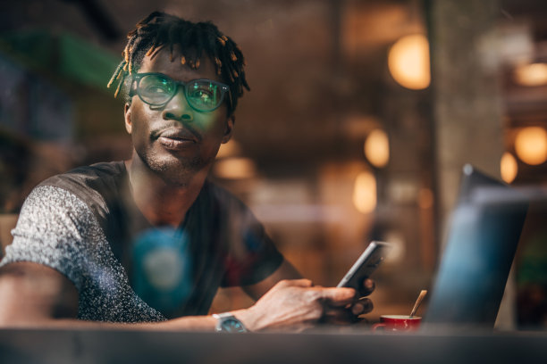 现代黑人在咖啡馆用手机图片下载