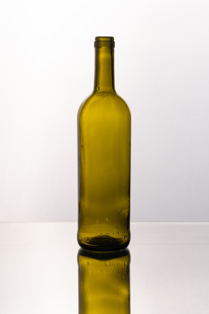 白色背景上优雅的酒瓶图片下载