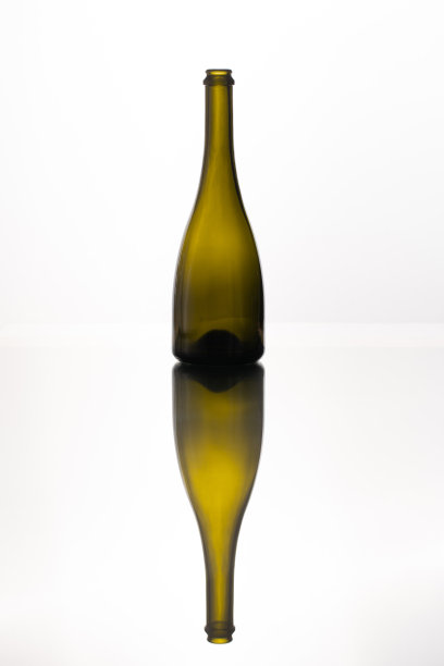 白色背景上优雅的酒瓶图片下载