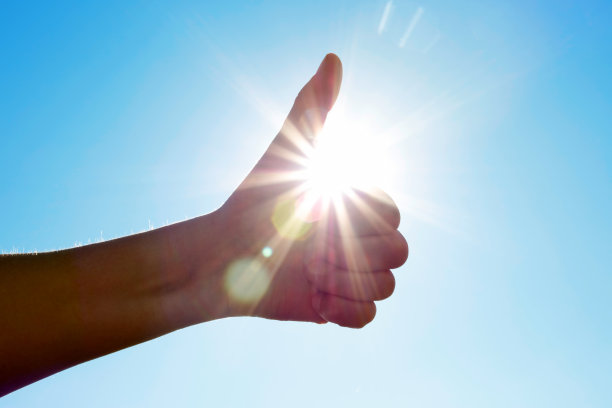 对着阳光竖起大拇指图片下载