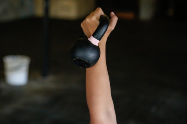 用壶铃进行重量训练图片下载