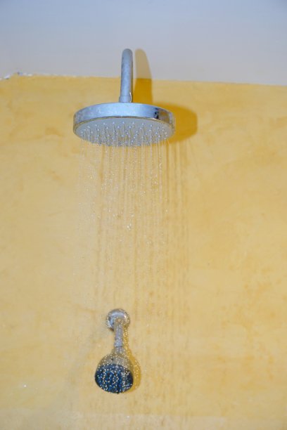 关闭淋浴喷头在浴室图片下载