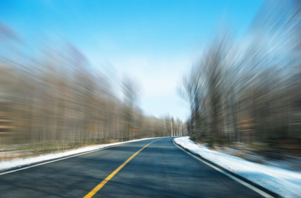 冬天的雪路图片下载
