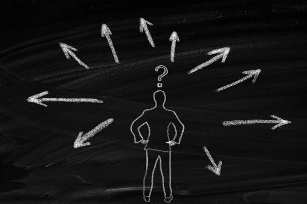 商人面前的一个选择图片下载