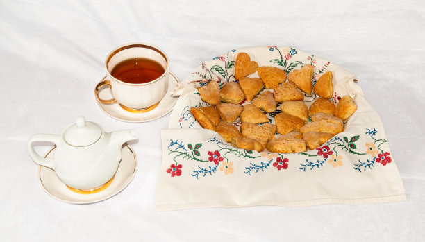 用自制烘焙的茶壶和茶杯。图片下载