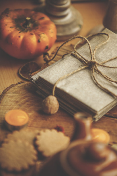 木桌上包裹着的信件的特写图片下载