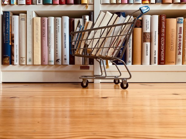图书馆里放着书的购物车图片下载