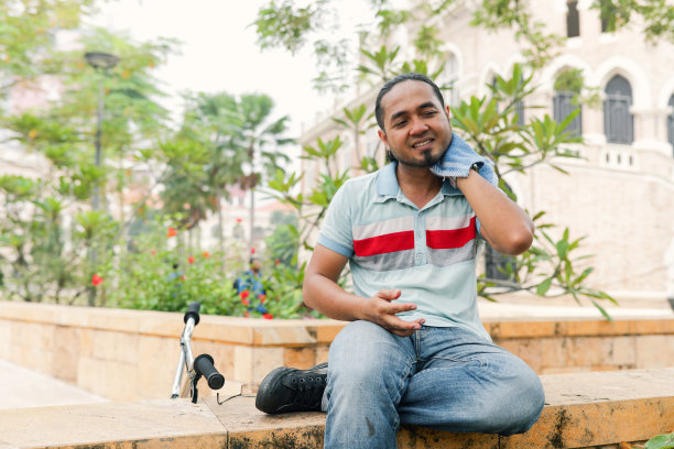 年轻的亚洲人在周末进行体育运动图片下载