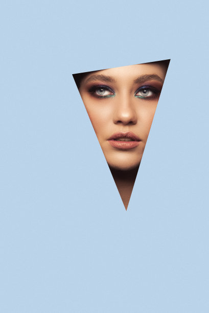 躲在蓝纸后面图片下载