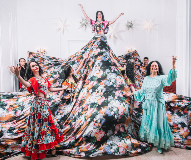 吉普赛舞团表演民间舞蹈。带拷贝空间的照片图片下载