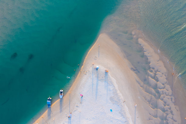 夏季热带海滩的航拍图图片下载