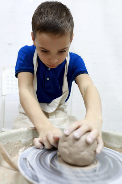 陶艺轮盘上的男孩图片下载