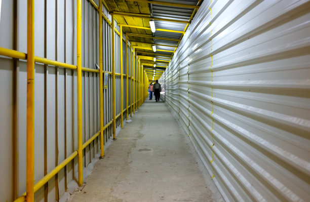 正在施工的房屋附近人行道上的保护性遮篷图片下载