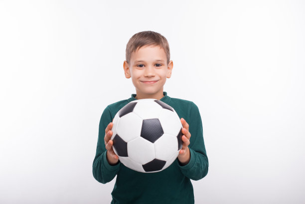 快乐可爱的小男孩拿着足球图片下载