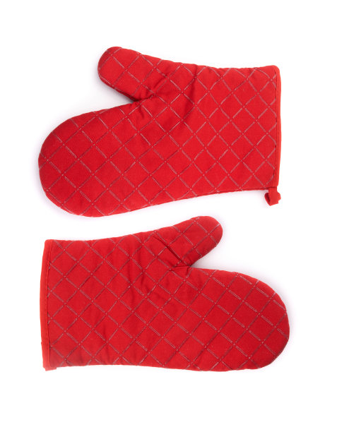 厨房用具:白色背景上的红色烤箱手套图片下载