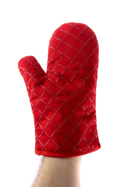 厨房用具:白色背景上的红色烤箱手套图片下载