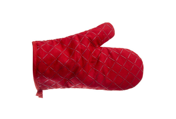 厨房用具:白色背景上的红色烤箱手套图片下载