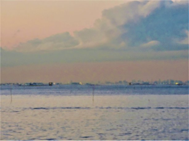 东京湾上的日落。图片下载