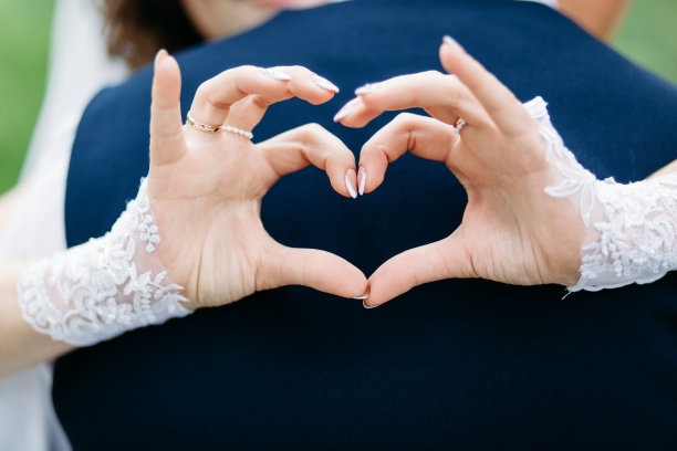 用你的双手把结婚的心送给她的丈夫。婚姻伴侣。背后的爱图片下载