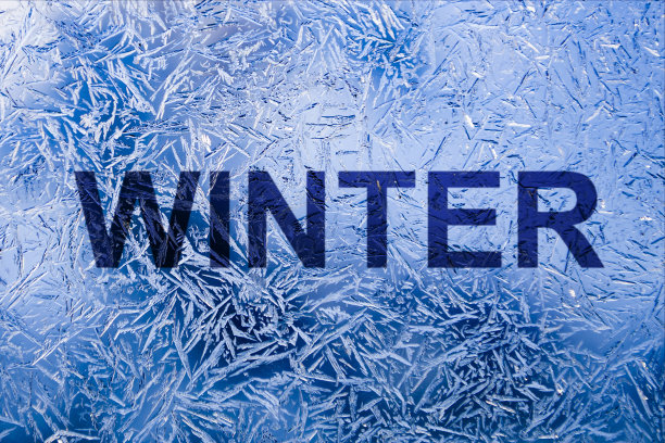 冰冻图案玻璃上的冬季文字。在冬天的窗口图片下载