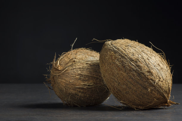 以乡村为背景，热带健康食品理念的有机天然全椰子图片下载