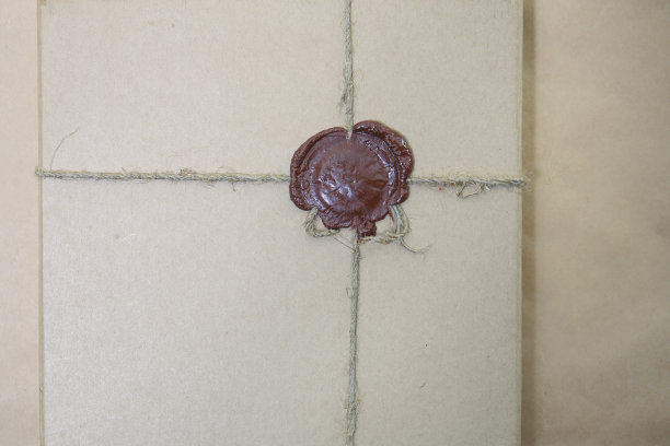 背景的棕色包装纸与密封蜡邮票图片下载