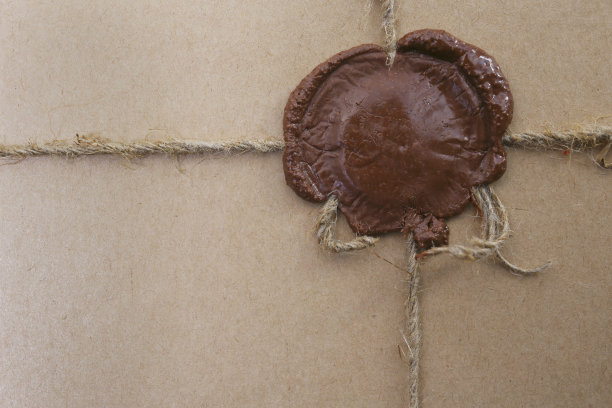 背景的棕色包装纸与密封蜡邮票图片下载