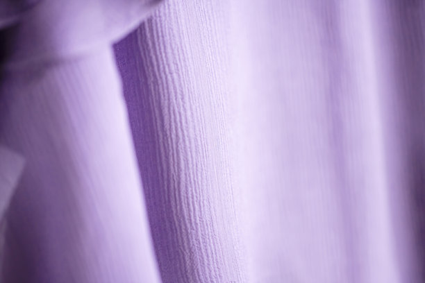 一种粉红色、紫色和阳光的窗帘或衣服。图片下载