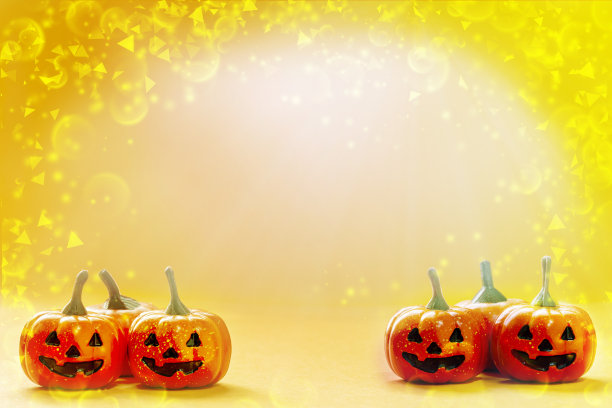 小微笑南瓜在明亮的橙色背景。图片下载