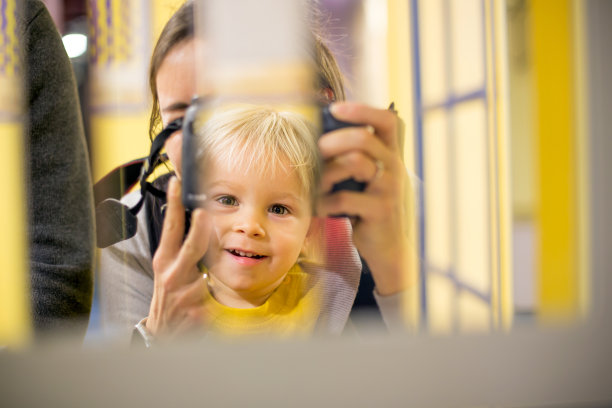 有趣的妈妈和孩子的两半肖像，在半面镜子里看着你自己图片下载