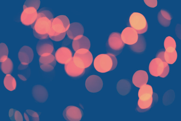 经典的蓝色背景与柔和的散景灯光。假日、圣诞节和新年的背景图片下载