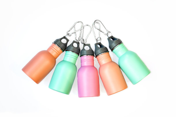 一套安全，可重复使用的不锈钢水瓶孤立的白色背景图片下载