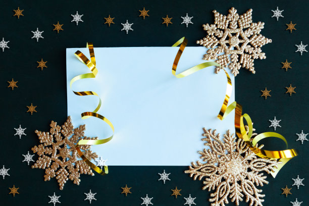 白色模型空白和金色圣诞装饰在黑色的背景。漂亮的圣诞贺卡。为文本复制空间图片下载