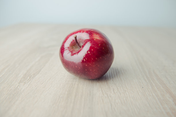 一个成熟的红苹果。孤立在白色背景上。图片下载