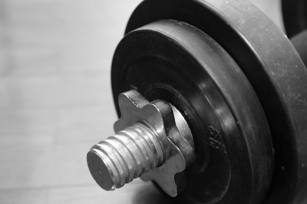 旧的生锈的橡胶哑铃近景图片下载