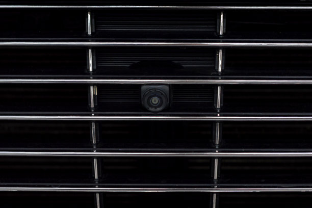 散热器格栅黑色铬与前视图摄像头。图片下载