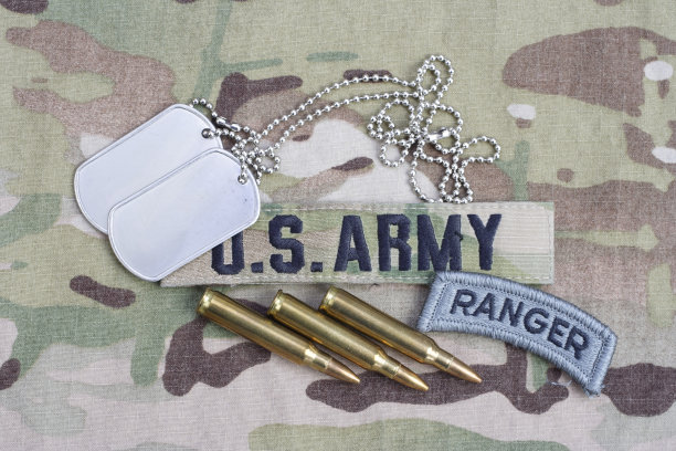 美国陆军游骑兵臂章、国旗徽章，带狗牌和5.56毫米子弹的迷彩服图片下载
