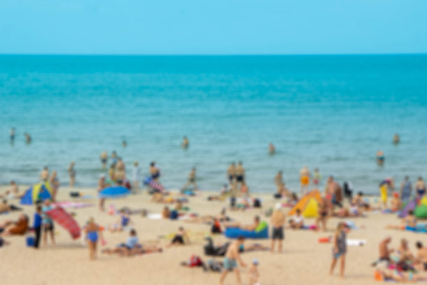 散焦模糊观点。海边的人们图片下载