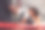 在健身房使用训练手套的男性私人教练与女性拳击手对练图片下载