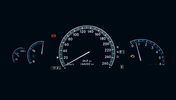 现代汽车或汽车的仪表盘。汽车HUD速度计仪表盘。照明面板速度显示汽车内部。图片下载
