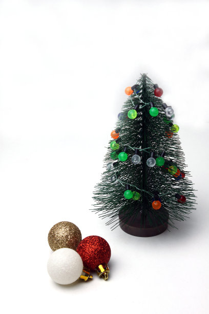 装饰假圣诞树和圣诞球孤立的白色背景图片下载