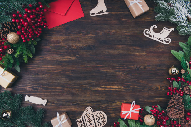 上面的高角度的圣诞冬季销售的照片常绿松树松果装饰礼物盒子球木制金箔躺在棕色的空白空白的空间图片下载