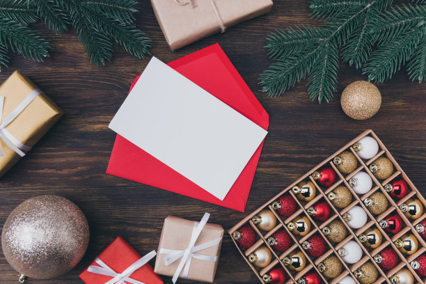 给圣诞老人写信的概念。上面的高角度上方近距离的照片明亮的字母与白纸卡和不同美丽的装饰在桌子上图片下载