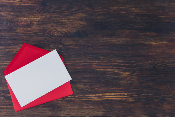 送重要信手工艺品概念。上面的高角度近景照片开放的红色方形信封与白色卡片上没有铭文，它孤立在木材背景图片下载