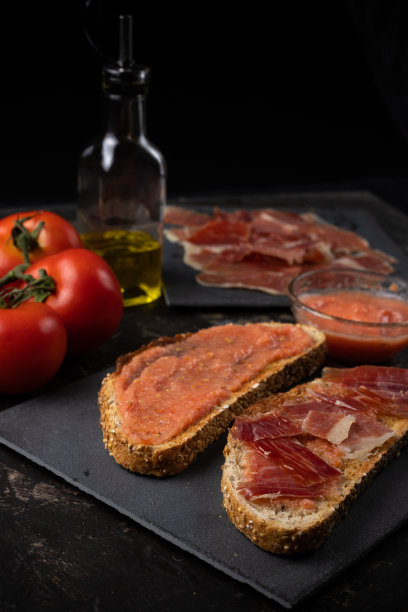 吐司配火腿、油和番茄。地中海早餐，西班牙料理图片下载