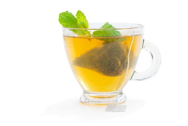 一杯绿茶与茉莉花和金字塔茶包分离上白图片下载