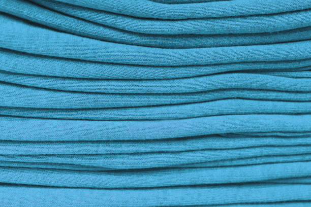 衣服堆叠特写，织物质地，色彩鲜艳，整齐的绿色堆叠图片下载